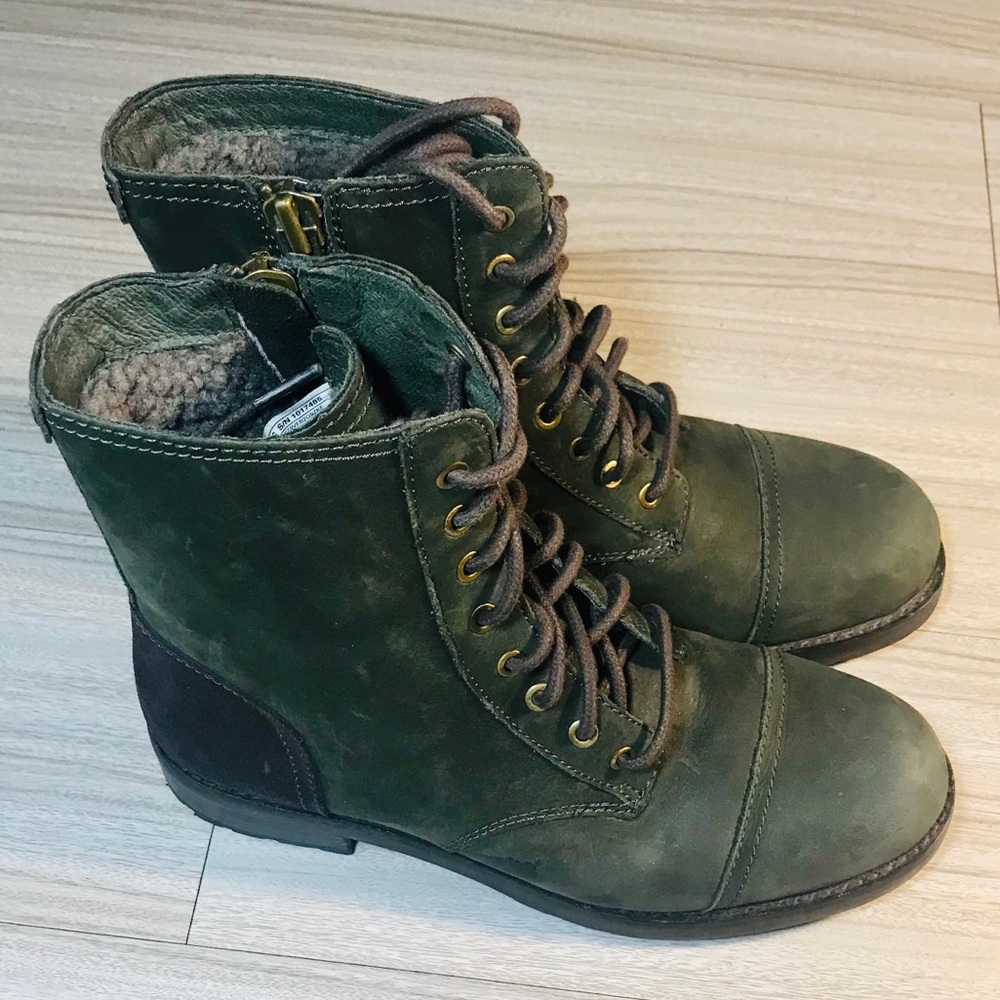 UGG Shearling Lined Lace Up Boot Size 8